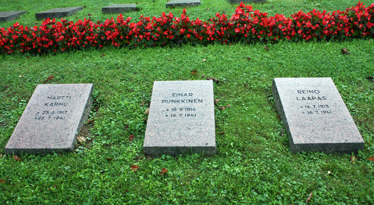 Aittokosken pattern kaatuneet on haudattu samaan riviin Luumäen sankarihautausmaalle. 